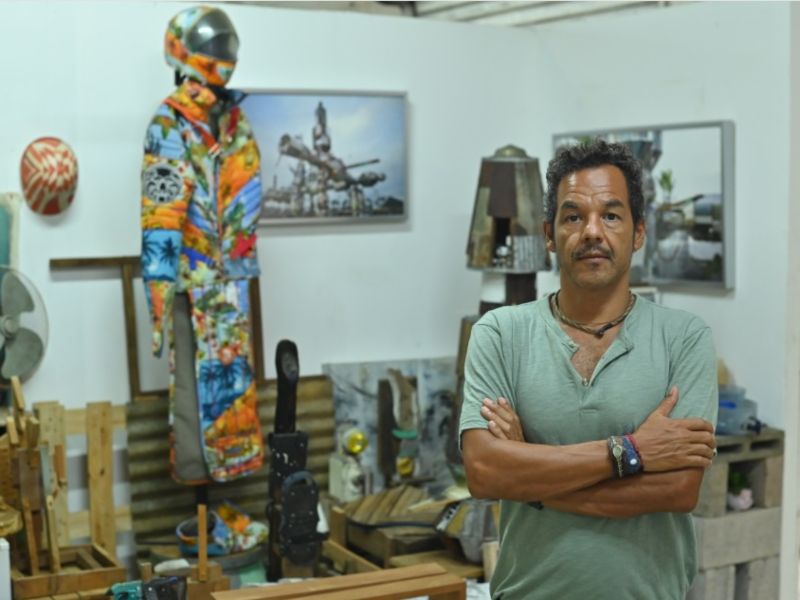 Artista visual salvadoreño Simón Vega