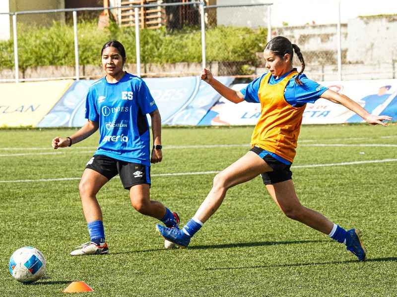 Las chicas de la Sub 16, en un entreno. Foto: Cortesía Fesfut/LaSelecta