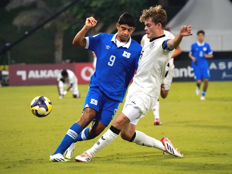 La Sub 17 en el duelo vs. Alemania, en el Mundial de Qatar 2025. Acá, Luis Tobar (i.), con el balón. Foto: Cortesía Fesfut/LaSelecta