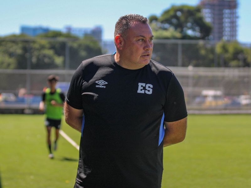 Entrenamiento de la Sub 20. Acá, el entrenador Erick Dowson Prado. Foto: Cortesía Fesfut/LaSelecta