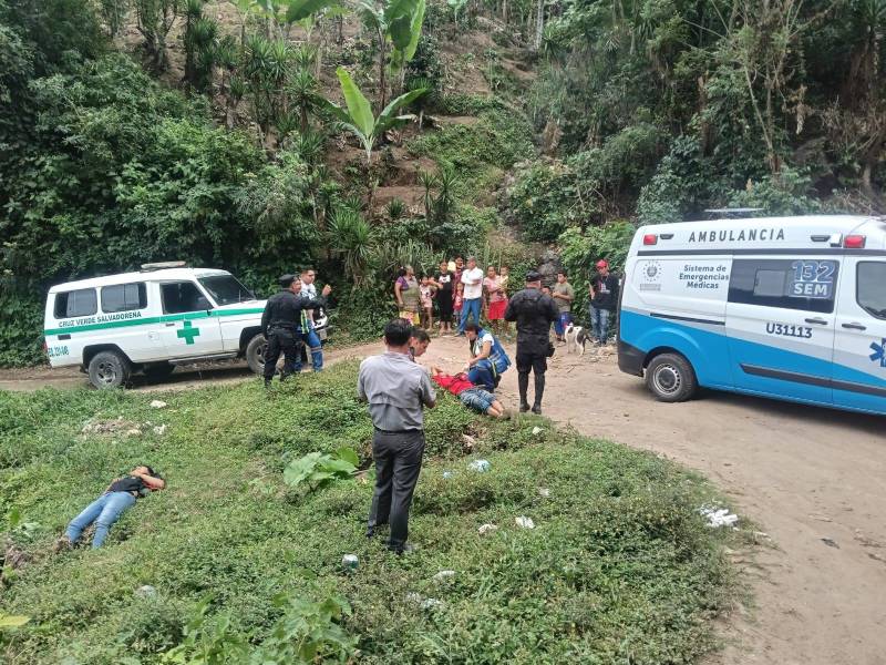 Sujetos resultan lesionados por vehículo que cayó en barranca de Apopa | cortesía Cruz Verde