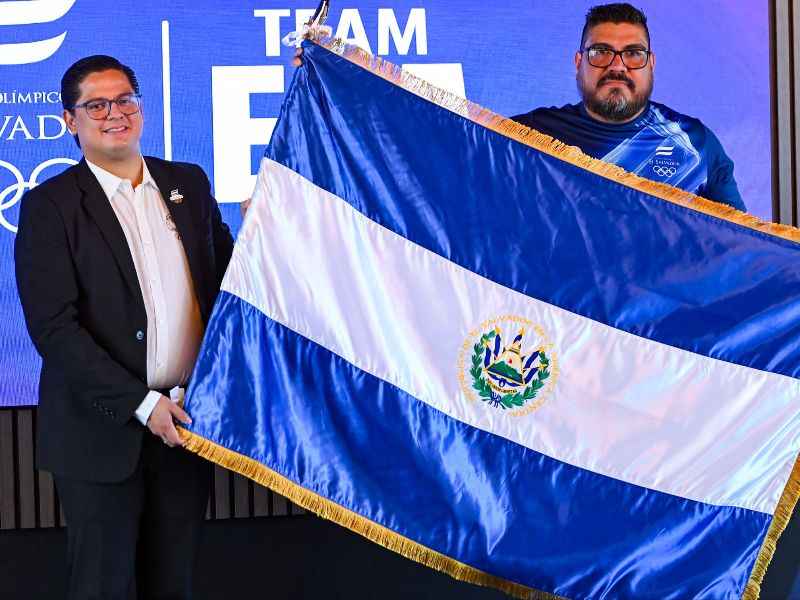 El presidente del Coes, Armando Bruni (i.), con el abanderado Óscar Ticas, listos para los Bolivarianos. Foto: Cortesía Coes