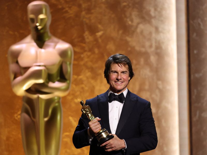 Tom Cruise recibe su primer Óscar de la Academia