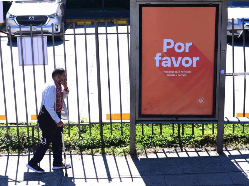 EDC vallas publicitarias del MINED en los Próceres y Monseñor Romero, por favor y gracias-frase