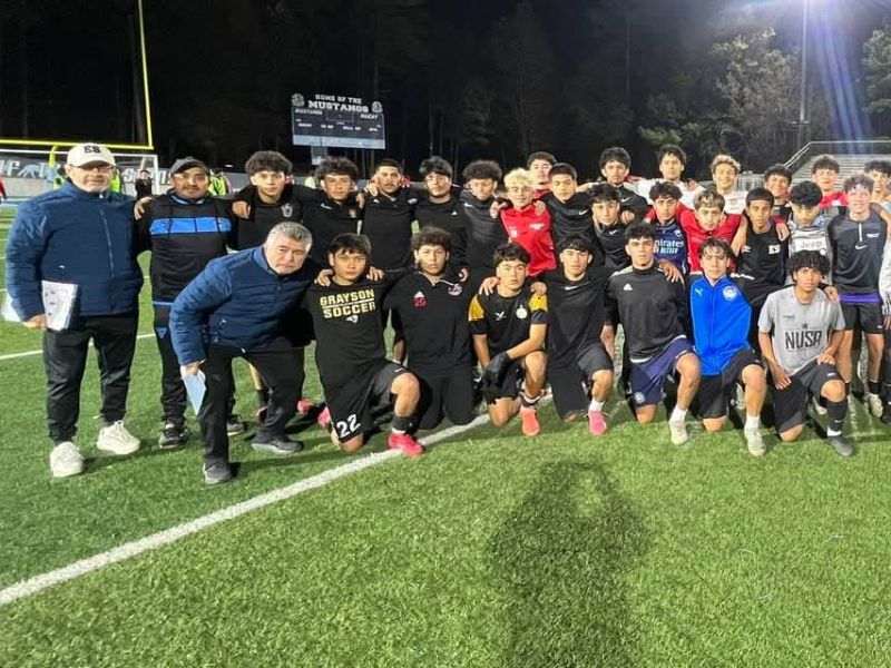 Los entrenadores Hugo Pérez (i.) y Mauricio Cienfuegos (abajo), con los chicos que llegaron a las visorias. Foto: Cortesía Fesfut/LaSelecta