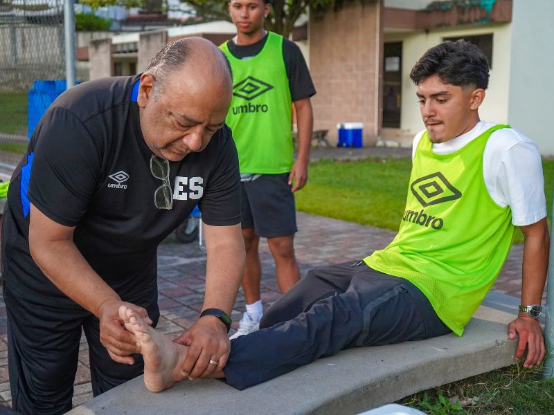 Los juveniles de las visorias, con el doctor de la Selecta, Tito Guerrero. Foto: Cortesía Fesfut/LaSelecta