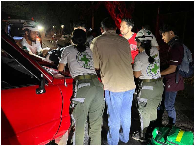 Momento en que atienden a un motociclista. Foto / Cortesía
