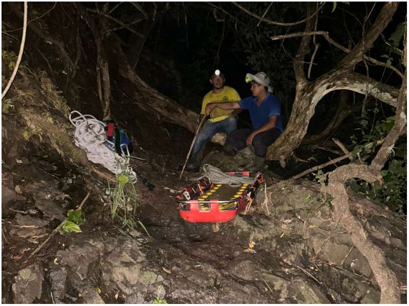 Socorristas caminaron varios kilómetros hasta encontrar al adulto mayor. Foto / Cortesía Comandos de Salvamento