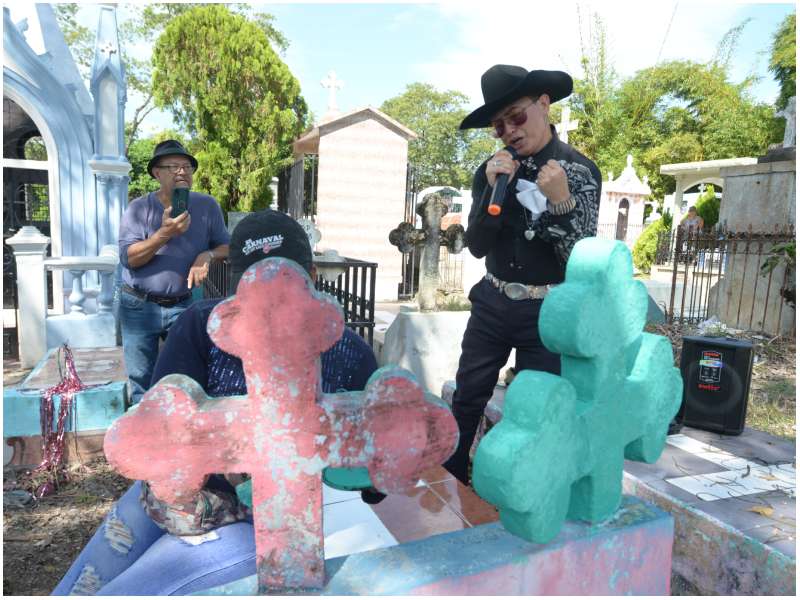 Antonio es buscado con anticipación para que por estos días llegue al cementerio de Suchitoto. Foto / Jorge Reyes