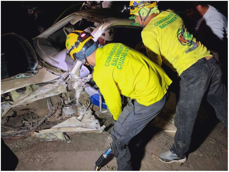 Momento en que la víctima es rescatada. Foto / Cortesía Comandos