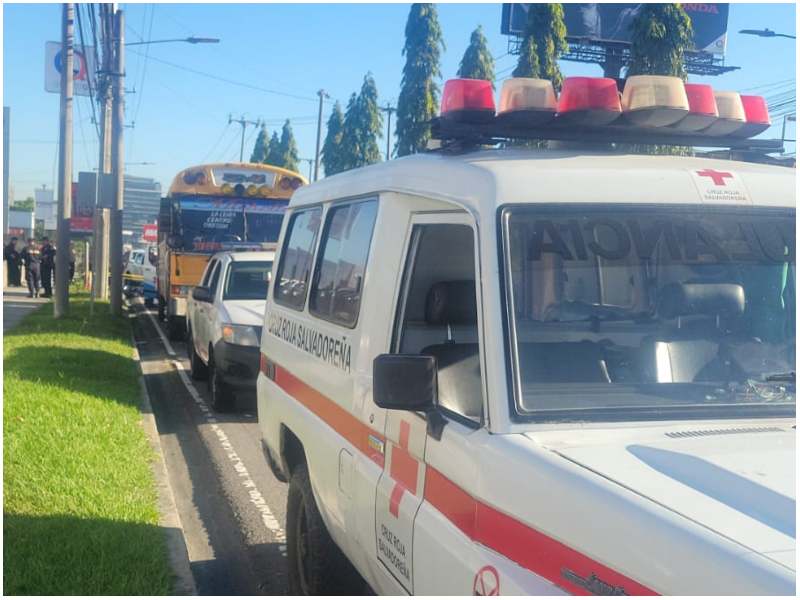 Socorristas de Cruz Roja llegaron al lugar, pero ya encontraron sin vida al hombre. Foto / Cortesía
