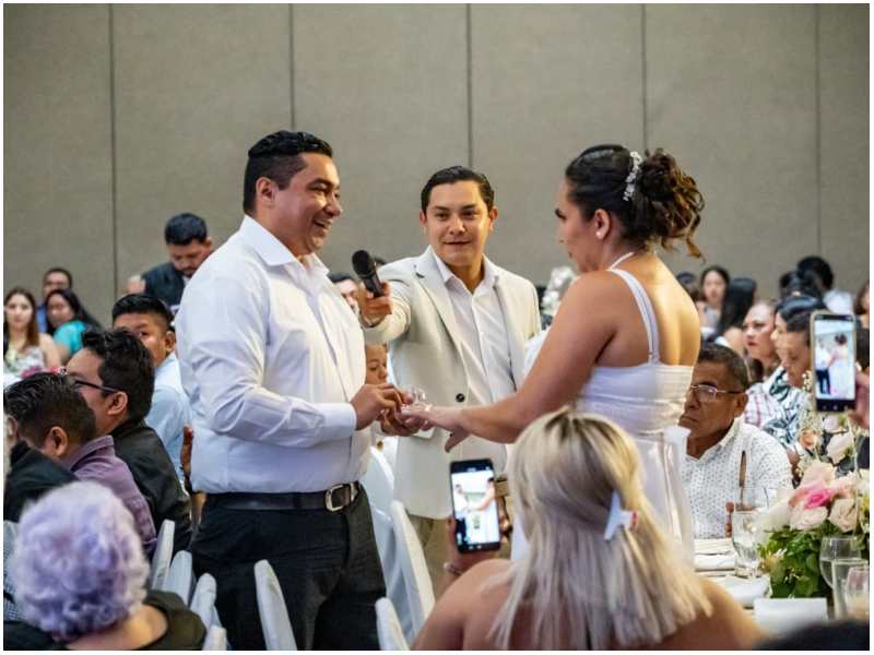 Una de las parejas que contrajo matrimonio en las bodas colectivas de septiembre. Foto / Cortesía Prensa San Salvador Centro.