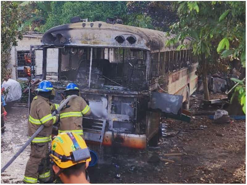 Incendio de bus de la 108. Foto / Cortesía Comandos de Salvamento