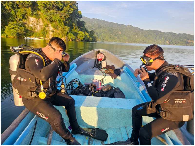 Búsqueda de personas desaparecidas en el lago de Ilopango. Foto / Secretaría de Prensa