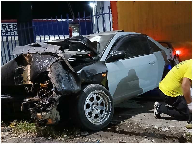 Así quedó la camioneta en que iba la víctima. Foto / Cortesía Comandos de Salvamento