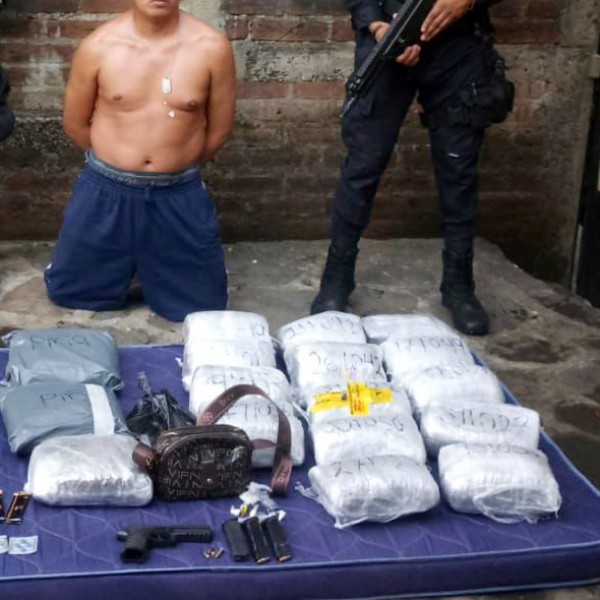 En el procedimiento también se registró la captura de cuatro sujetos; uno de ellos con orde de captura por homicidio y extorsión Foto EDH/Cortesía