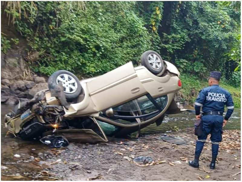Así quedó el carro tras accidentarse en Ciudad Arce. Foto / Cortesía PNC