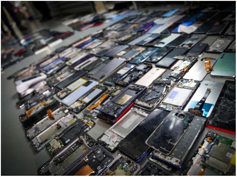 Parte de celulares y tablets decomisadas en el operativo. Foto / Cortesía FGR.