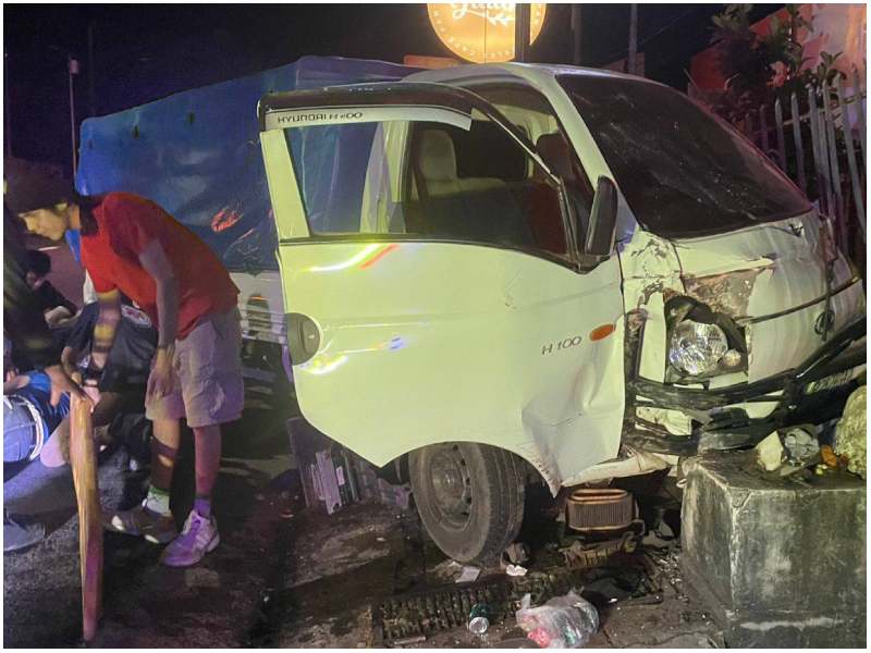 Un camión de carga liviana se estrelló contra un vehículo de emergencias. Foto / Cortesía Cuerpo de Reacción Inmediata