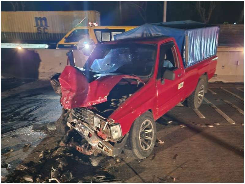 Así quedó el pick up luego del choque. Foto / Cortesía Comandos