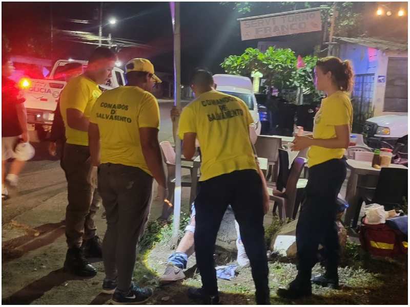 Una mujer y una bebé heridas en choque. Foto / Cortesía Comandos.