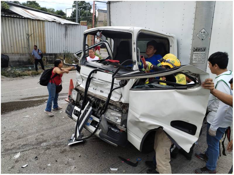 Así quedó el camión luego del múltiple choque. Foto / Cortesía Comandos de Salvamento