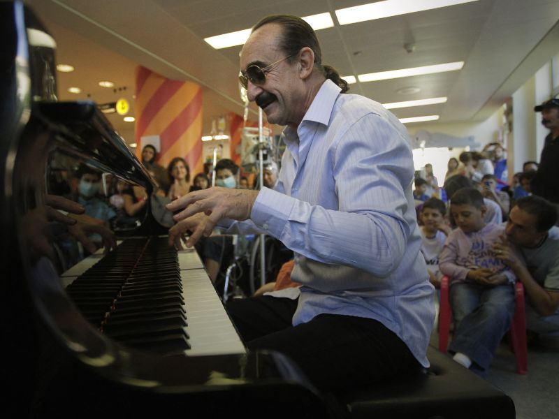 El pianista junto a jóvenes pacientes del Centro Oncológico Infantil San Judas de Beirut, en 2011. | Foto: AFP