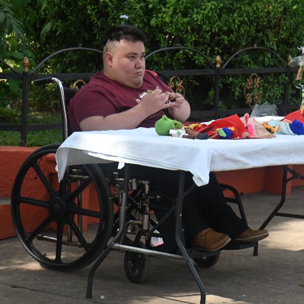 Óscar Osmin Palacios López, de 28 años, no aprendió a caminar con los pies; pero sí con el deseo de vencer cualquier obstáculo para convertirse en un ejemplo para su familia y vecinos, en su natal Ahuachapán. Se dedica al crochet aunque de pequeño deseó asistir a la universidad; la dificultad para movilizarse le impidió cumplir ese sueño. Foto EDH/Cristian Díaz