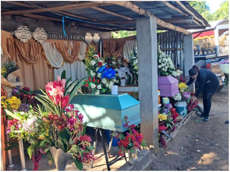 Un papá y dos hijos murieron al ser atropellados por microbús en Acajutla. Foto / Gerardo Orellana