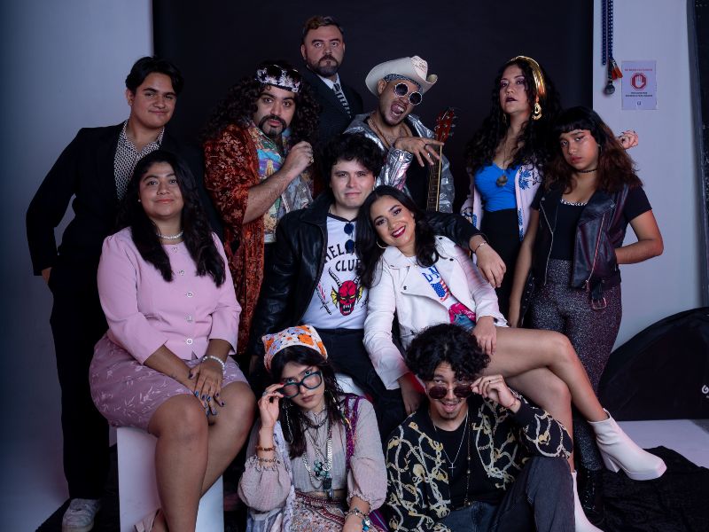"La era del rock", espectáculo también conocido como "Rock of Ages", es uno de los musicales más explosivos de Broadway y llega por primera vez a El Salvador con los hits más grandes de la década. Lolek garantiza "músicos en vivo, elenco 100 % salvadoreño y una historia que se canta a todo pulmón". | Fotos: cortesía Lolek