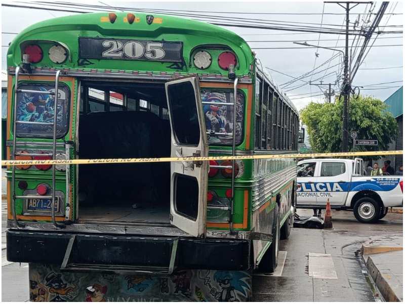 Escena del accidente que dejó a una mujer muerta en el centro de Santa Tecla. Foto / Cortesía