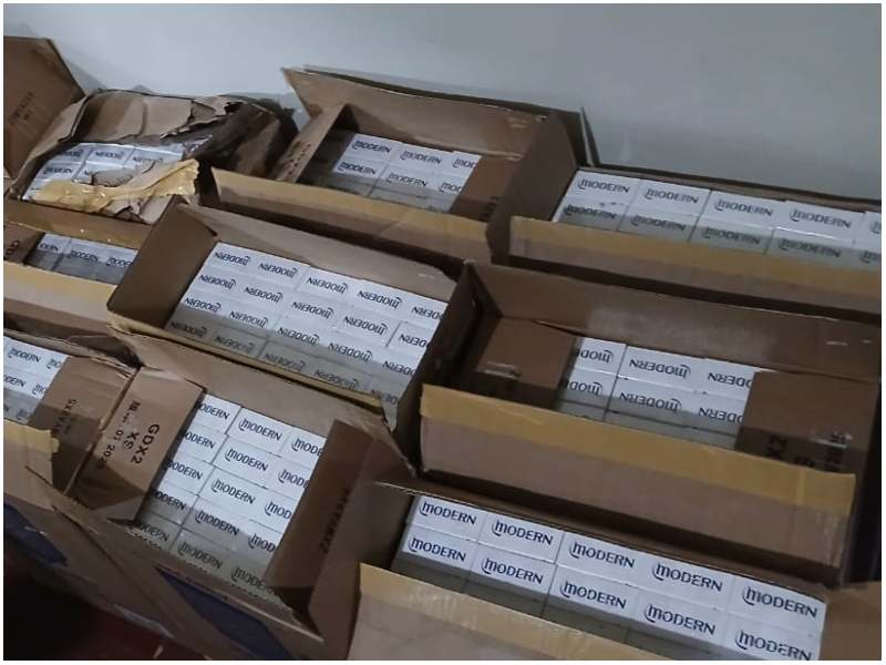 Paquetes de cigarrillos decomisados en el operativo. Foto / Fiscalía