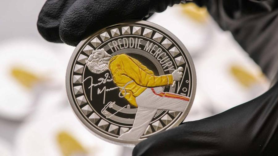 Lanzan una moneda conmemorativa de Freddie Mercury por el 40 aniversario de “Live Aid”. Foto: EFE