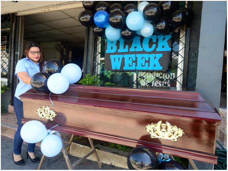 Funeraria en Soyapango rebaja precios de ataúdes por viernes negro. Foto EDH / Jessica Orellana