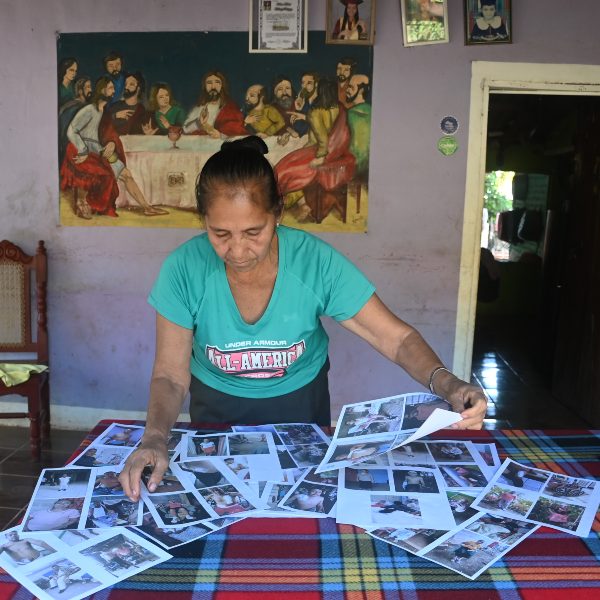 Antonia Rodríguez lleva 11 años documentando muertes por enfermedad renal en Cara Sucia, Ahuachapán Sur. Su registro supera las 100 víctimas y revela un drama que aún no tiene explicación. El padecimiento también ha tocado a su familia. Foto Cristian Díaz