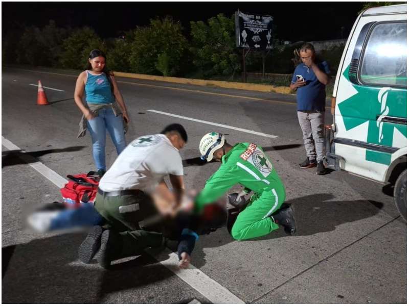 Socorristas le dieron los primeros auxilios, pero debido a la gravedad murió. Foto / Cortesía Cruz Verde