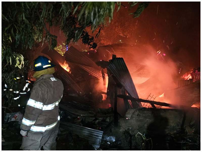 La casa quedó reducida a escombros y una mujer resultó con quemaduras. Foto / Cortesía Comandos de Salvamento