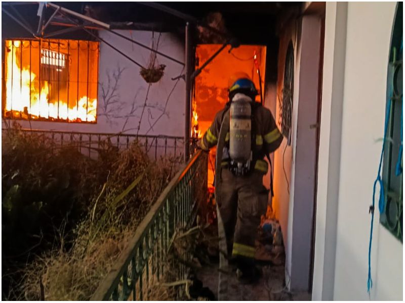 Solo daños materiales se reportaron en el incendio ocurrido en una casa de San Vicente. Foto / Cortesía Bomberos