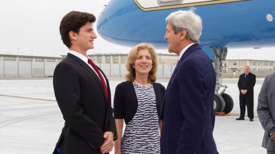 Fotografía tomada del archivo del Departamento de Estado de Estados Unidos donde aparece el entonces secretario de Estado, John Kerry (d), conversando con el nieto del expresidente de Estados Unidos John F. Kennedy, Jack Schlossberg (i), junto a su madre la entonces embajadora de EE.UU. en Japón, Caroline Kennedy (c), a su llegada el 10 de abril de 2016 a la base aérea del Cuerpo de Marines de Iwakuni (Japón). Foto: EFE