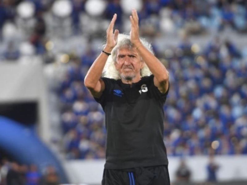 "Mágico" González, la leyenda salvadoreña, en su homenaje. Foto: EDH Archivo