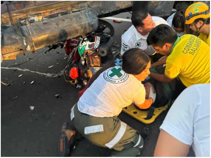 Momento en que la víctima es atendida por los socorristas. Foto / Cortesía