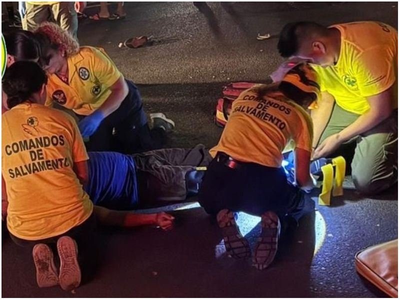 Motociclista herido al impactar contra un pick up en Zacatecoluca. Foto / Cortesía Comandos de Salvamento