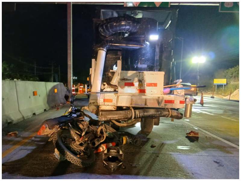 Así quedó la moto luego de impactar con la maquinaria. Foto / Cortesía Comandos de Salvamento