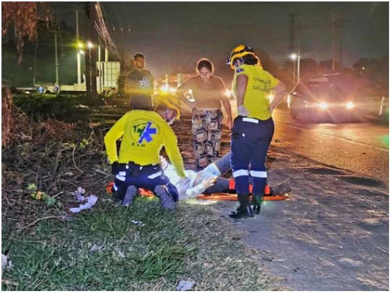 Motociclista herido en accidente en Quezaltepeque. Foto / Comandos de Salvamento