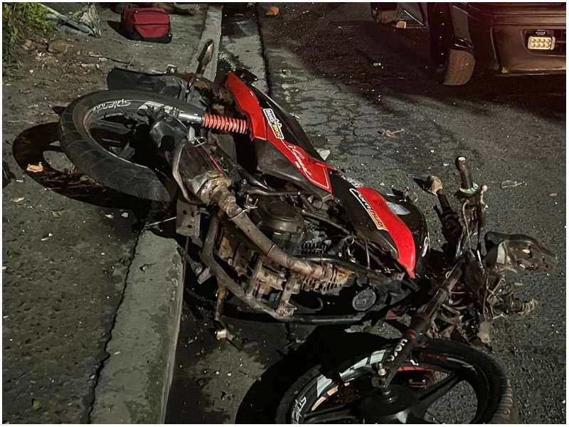 Así quedó la moto en que se conducía la víctima. Foto / Cortesía