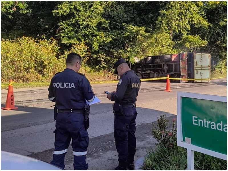 La Policía cerró un carril debido a que el camión que embistió al motociclista volcó. Foto / Cortesía PNC