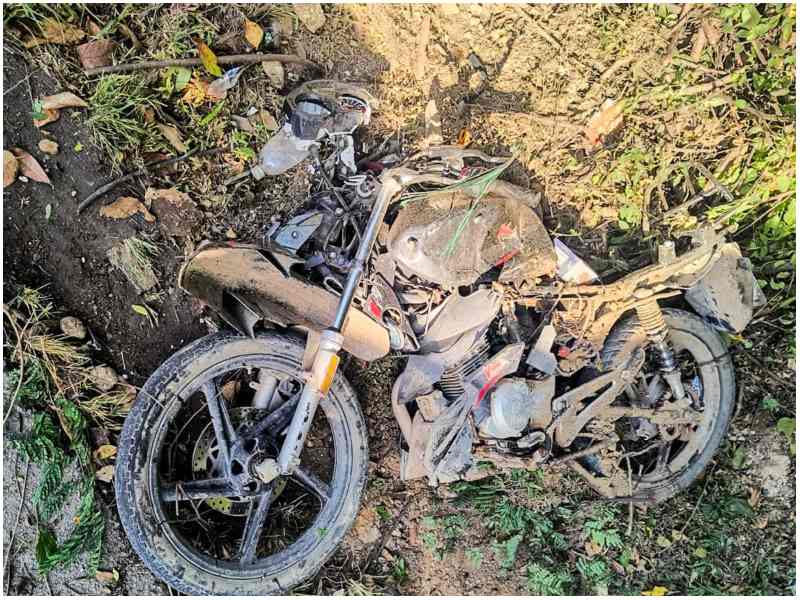 En esta moto se conducía el joven que murió en el accidente en Morazán. Foto / Cortesía PNC