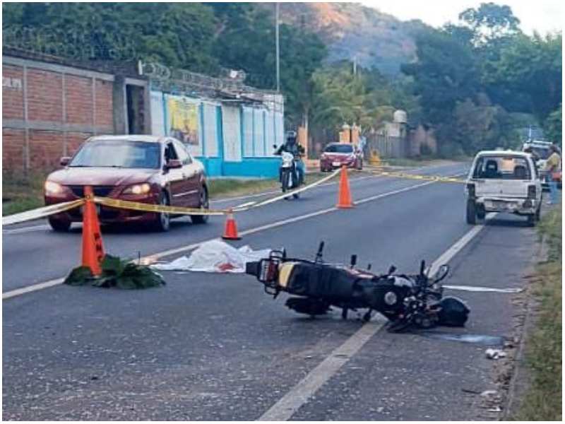 Escena de accidente con una mujer muerta en Candelaria de la Frontera. Foto / Cortesía PNC
