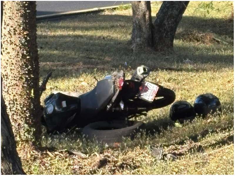Así quedó la moto en que viajaban dos motociclistas. Foto / Cortesía Cruz Verde