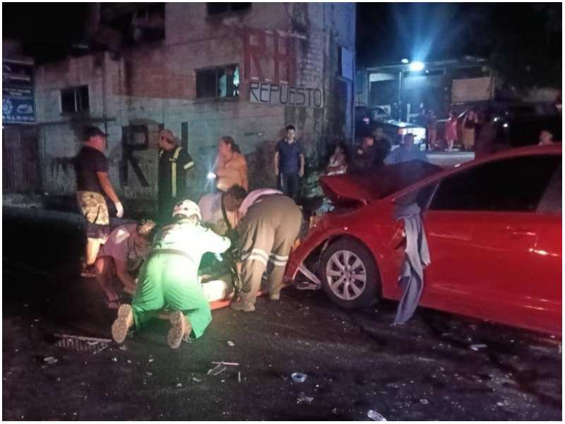 El accidente ocurrió entre un carro particular y un pick up. Foto / Cortesía